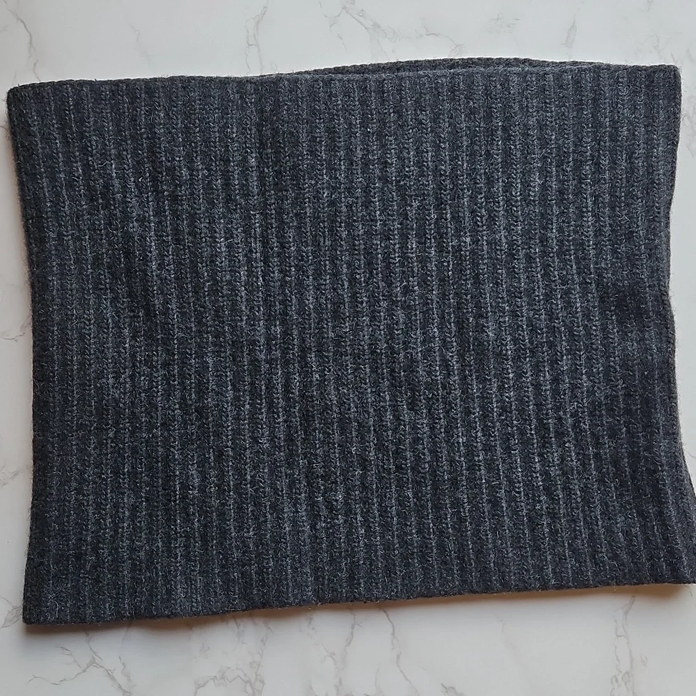 Bergdorf Goodman 100% Cashmere Charcoal Ribbed Neck Warmer Infinity Scarf